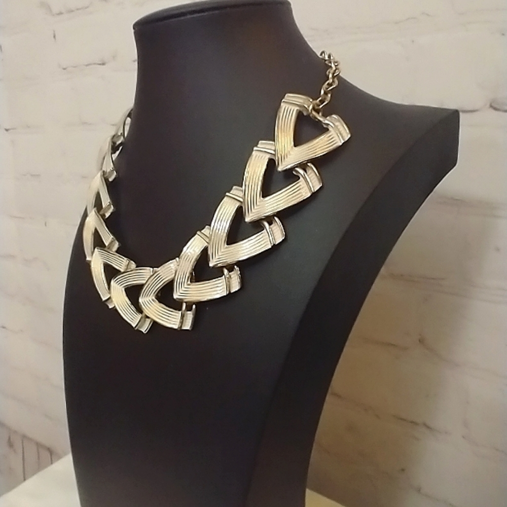 Vtg Gold Tone & White Enamel Adjustable Collar Necklace & Clip On Earring Set - Picture 5 of 7